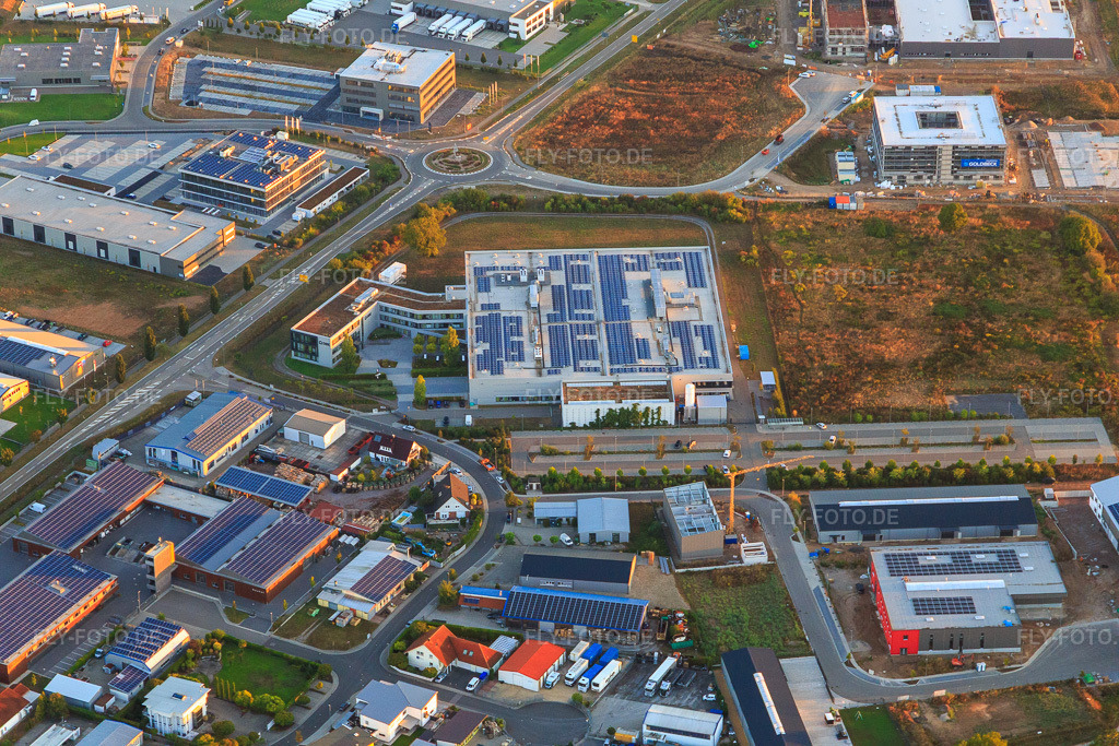 Luftbild: Industriegebiet Nordring mit DBK David + Baader GmbH in Rülzheim im Bundesland Rheinland-Pfalz in Deutschland. – Foto: IMG_110810.jpg vom 08.09.2018 durch Werner Riehm/FLY-FOTO.de – Auflösung des Originals: 5472 x 3648 px – DBK Gruppe - Ihr Partner rund ums Heizen & Kühlen
