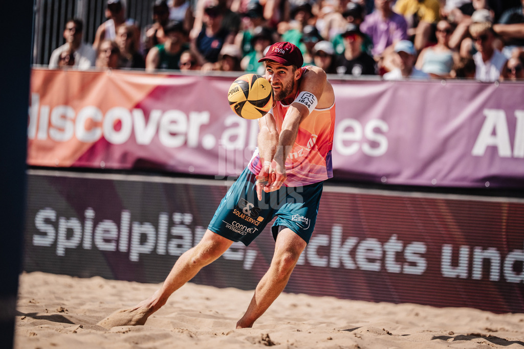 Beachvolleyball | Männer | Allianz German Beach Tour 2025 | Tourstop Berlin | 16.08.2025 | Manuel Harms nimmt den Ball an