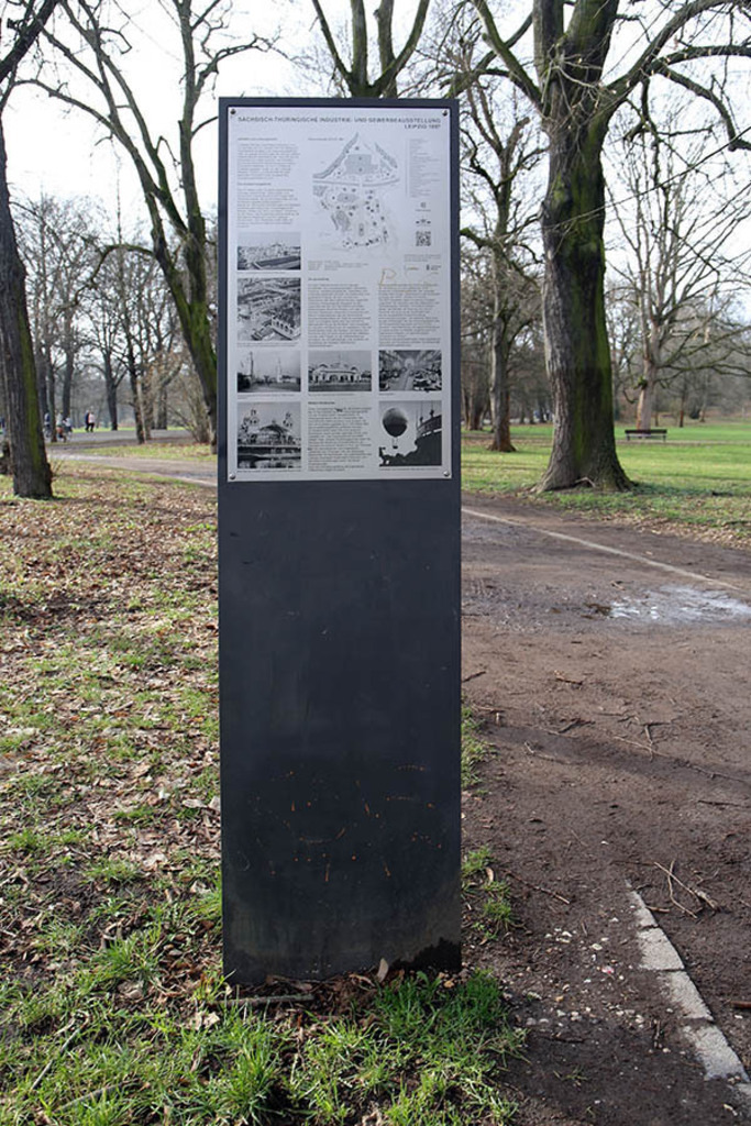 Foto: Leipzig - Stele - Sächsisch-Thüringische Industrie- und Gewerbeausstellung | Das Team hinter BILDLEXIKON LEIPZIG bündelt historische wie aktuelle Informationen über die Stadt Leipzig in Text und Bild auf einer Plattform und stellt diese der interessierten Öffentlichkeit zur Verfügung.