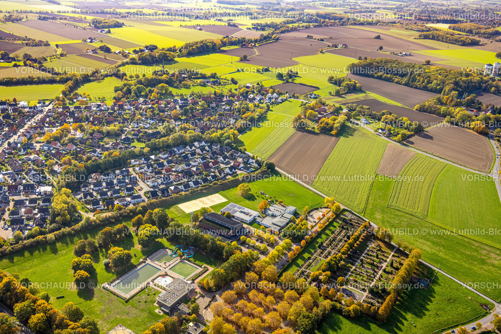 Hamm221003227 | Luftbild, Franz-Voß-Halle, HSC 08 Hammer SportClub 2008, Sport-Kita Grashüpfer, Freibad Süd, Friedhof Berge, Wohnsiedlung Ria-Tiemann-Straße, Herbstfarben, Rhynern, Hamm, Ruhrgebiet, Nordrhein-Westfalen, Deutschland