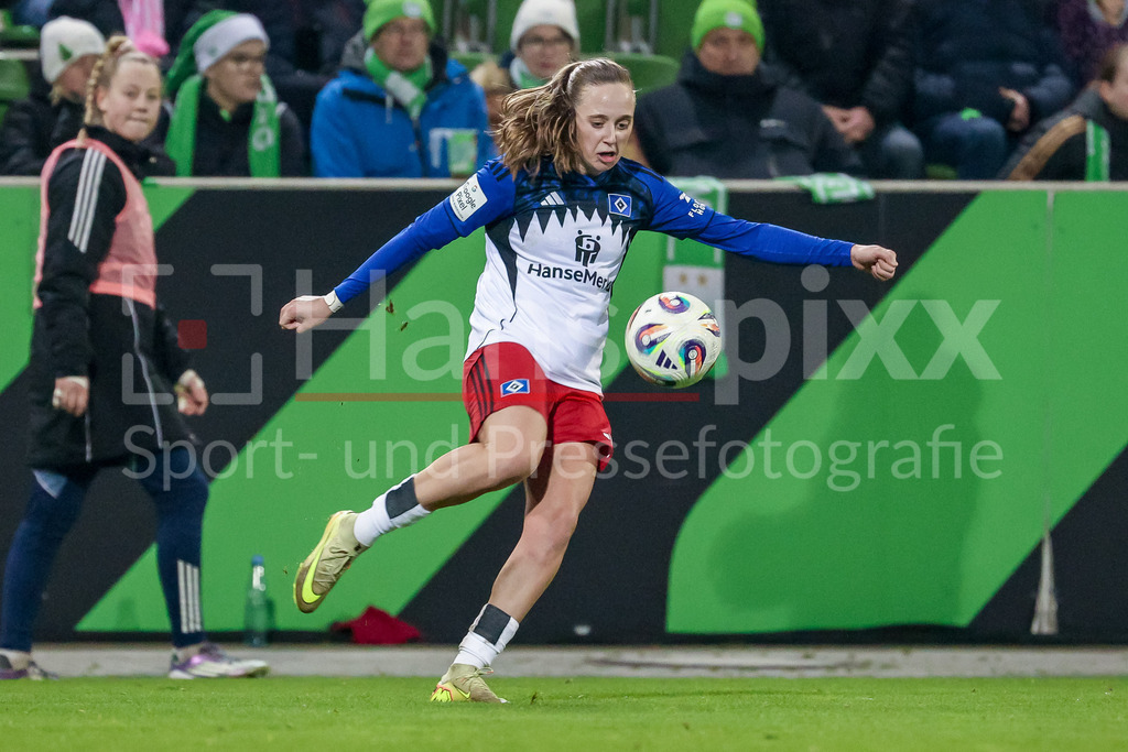 Fussball, Google Pixel Frauen-Bundesliga, VfL Wolfsburg - Hamburger SV | Victoria Schulz (Hamburger SV, 19) am Ball, Freisteller, Einzelbild, Ganzkörper, Aktion, Action, Spielszene, DIE DFB-RICHTLINIEN UNTERSAGEN JEGLICHE NUTZUNG VON FOTOS ALS SEQUENZBILDER UND/ODER VIDEOÄHNLICHE FOTOSTRECKEN. DFB REGULATIONS PROHIBIT ANY USE OF PHOTOGRAPHS AS IMAGE SEQUENCES AND/OR QUASI-VIDEO.