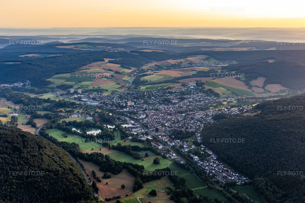 Luftbild: Ortsansicht von Südwesten in Bad König im Bundesland Hessen in Deutschland. – Foto: IMG_142680.jpg vom 19.07.2024 durch Werner Riehm/FLY-FOTO.de – Auflösung des Originals: 5097 x 3398 px