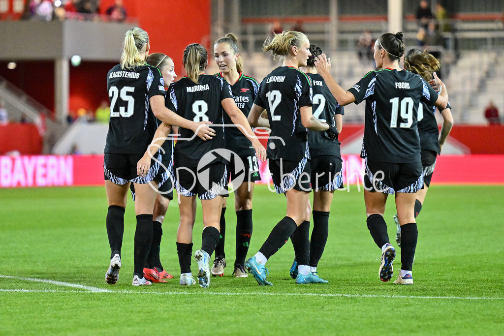 FC Bayern München Frauen - Arsenal London Frauen | Jubel der Gaeste nach dem Auslgeich zum 2-2 durch Codina PANEDAS (Arsenal London Frauen #5) / Freude / Happy / tor / Treffer / Torschueztin / UEFA Womens Champions League: FC Bayern München Frauen - Arsenal London Frauen, FC Bayern Campus am 09.10.2024