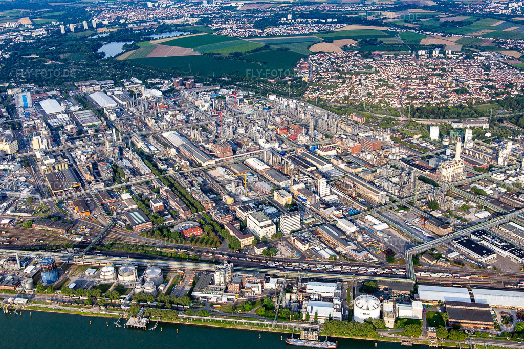 Luftbild: BASF Chemiewerk am Rheinufer im Ortsteil BASF in Ludwigshafen im Bundesland Rheinland-Pfalz in Deutschland. Foto: IMG_142767.jpg vom 19.07.2024 durch Werner Riehm/FLY-FOTO.deBASF.DE