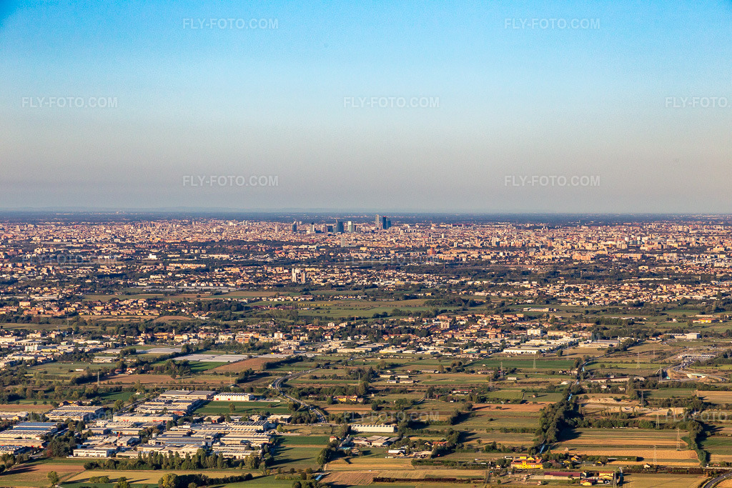Aerial view: View of the town in the district Duomo in Mailand in the state Lombardy, Italy. – Photo: IMG_134512.jpg taken on 09/19/2022 by Werner Riehm/FLY-FOTO.com – Resolution of the original: 5472 x 3648 px