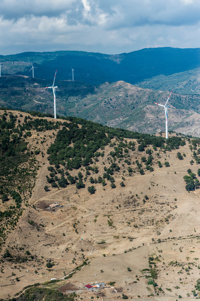 dr_0039308.jpg | SIZILIEN 07.09.2014 Windenergieanlagen (WEA) - Windrad- auf einem Feld in Sizilien in Italien. // Wind turbine windmills on a field in Sizilien in Italy. Foto: Daniel Reiter