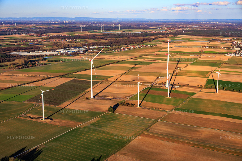 Luftbild: Repowering des Windpark Minfeld. JUWI ersetzt vier Altanlagen (GE 1.5) aus 2004 durch zwei neue, modernen Anlagen vom Typ Vestas V162 mit je sechs MW in Minfeld im Bundesland Rheinland-Pfalz in Deutschland. Foto: IMG_153313.jpg vom 01.03.2026 durch Werner Riehm/FLY-FOTO.deJUWI Windparks - JUWI