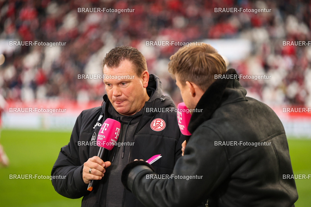 Rot-Weiss Essen - 1.Fc Schweinfurt | Essen, Deutschland, 02.11.2025 Uwe Koschinat (Rot-Weiss Essen) gibt ein Interviewwährend des 3.Liga Spiels zwischen  Rot-Weiss Essen und 1.Fc Schweinfurt am 02.11.2025 im Stadion an der Hafenstraße in Essen. (Foto von Timo Bluhmki-Schmidt/Brauer Fotoagentur