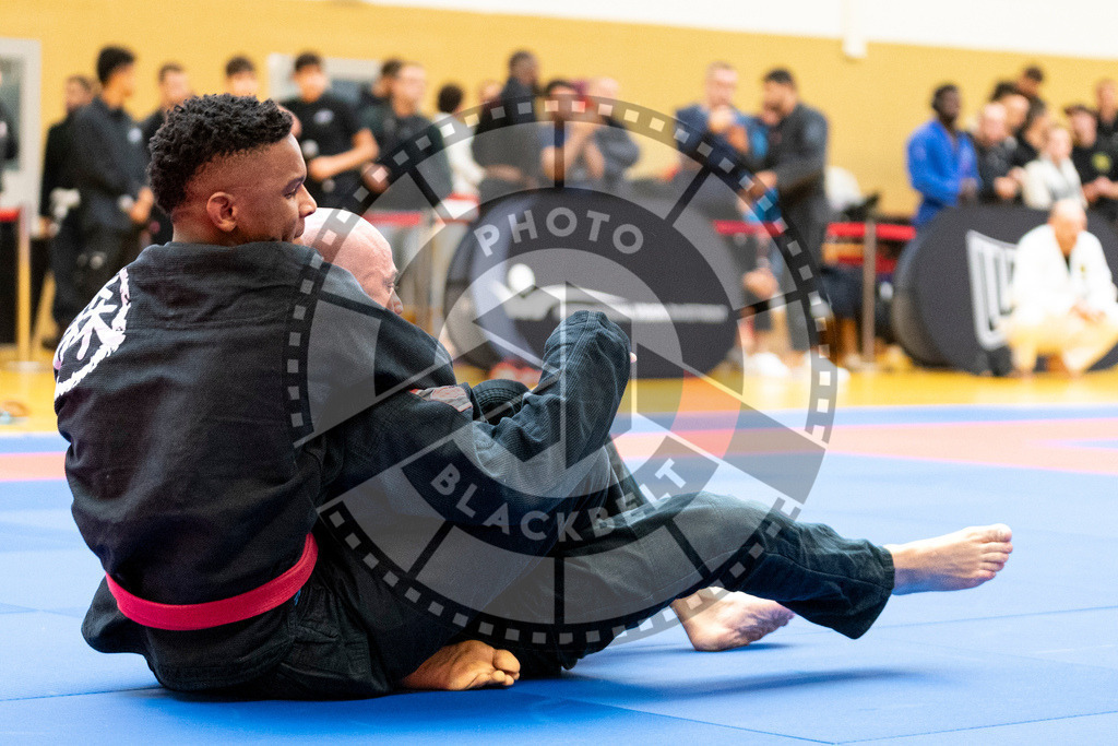 20231118PBB10737 | Fighters compete during the AJP Tour 600 Frankfurt Championship in Frankfurt/Main, Germany, on November 18, 2023.