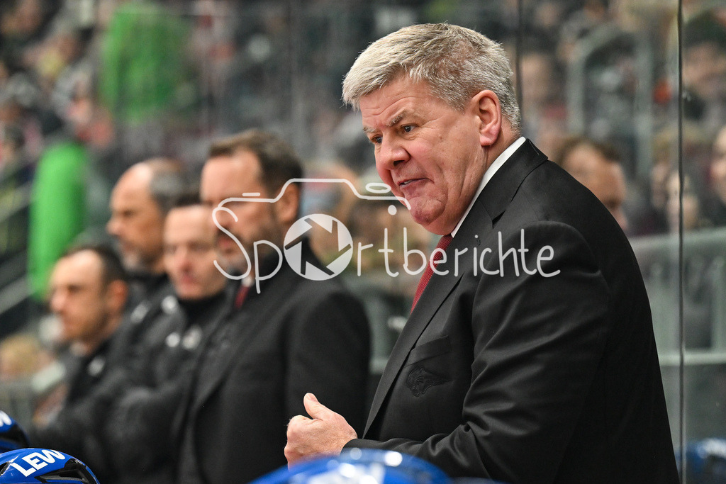 Augsburger Panther - Fischtown Bremerhaven | AUGSBURG, GERMANY - 25. JANUARY: im Bild Bill PETERS Trainer Augsburger Panther / Einzelfoto / Freisteller während dem Match zwischen den Augsburger Panthern und den Fischtown Pinguins am 43. Spieltag der Penny DEL im Curt Frenzel Stadion