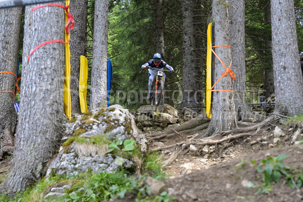 UCI Mountain Bike World Cup Lenzerheide 2022 - Downhill - 9. July 2022 | UCI Mountain Bike World Cup Lenzerheide 2022 - Downhill
Bike Kingdom, Lenzerheide
#19 PIERRON Baptiste (FRA)
Bild: Sportfotografie Markus Aeschimann | www.markus-aeschimann.ch - Realisiert mit Pictrs.com