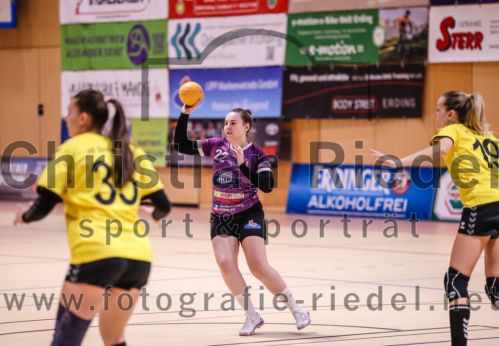 2025-01-11_004_SpVgg_Altenerding_gegen_HF_Scheyern | Erding, Deutschland, 11.01.2025:Handball, Bezirksoberliga Frauen Altbayern 2024 / 2024, 10. Spieltag, SpVgg Altenerding gegen HF Scheyern, Endergebnis: 20:23Verena Kirste (HF Scheyern, #35), Johanna Taubmann (SpVgg Altenerding, #22), Kathrin Fink (HF Scheyern, #19)Foto: Christian Riedel / fotografie-riedel.net