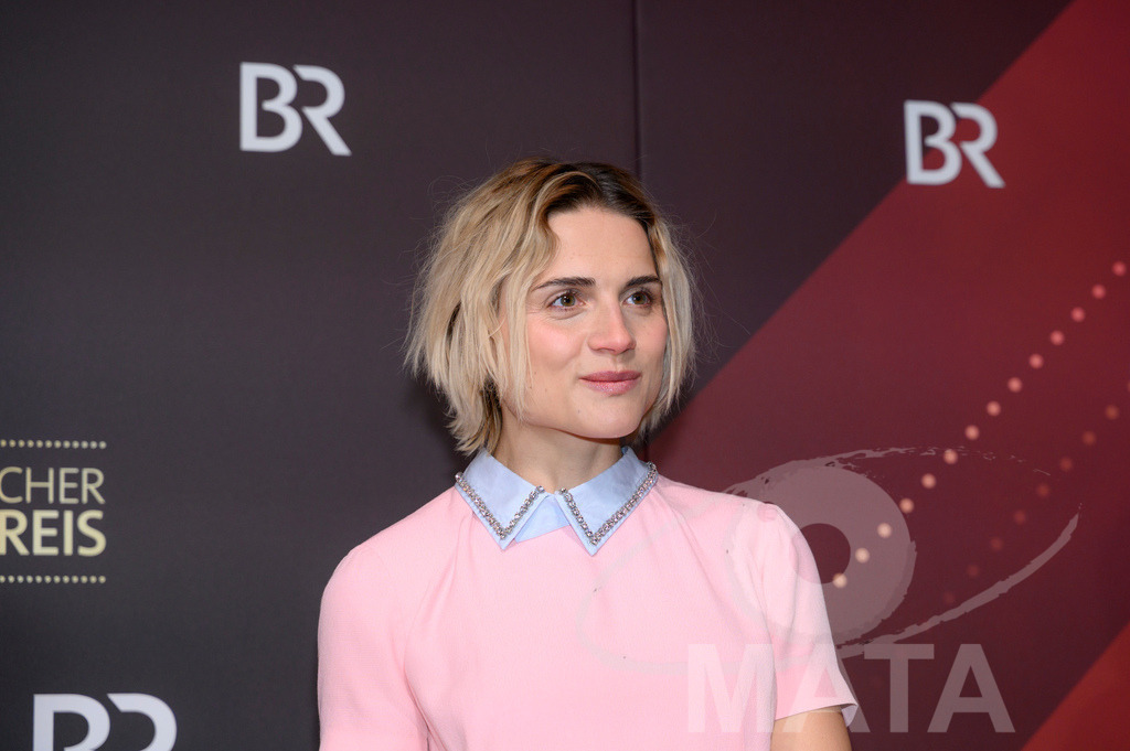 _DWI5410 | Mala Emde bei der Verleihung des 47. Bayerischen Filmpreises 2026  im Prinzregententheater. München, Deutschland. Der Bayerische Filmpreis wird seit 1979 von der Bayerischen Staatsregierung verliehen, um die Bedeutung des Kinofilms als Kulturgut herauszustellen - Realisiert mit Pictrs.com