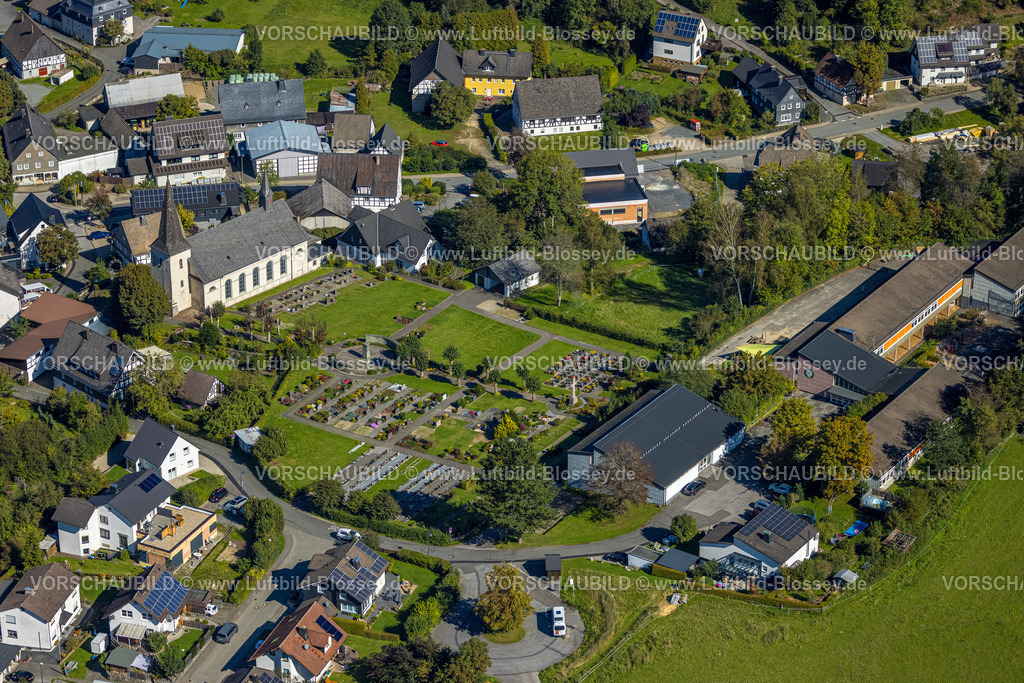 Lennestadt230909805Oedingen | Luftbild, Kirche St. Burchard mit Friedhof, St. Burchardus Grundschule, Oedingen, Lennestadt, Sauerland, Nordrhein-Westfalen, Deutschland