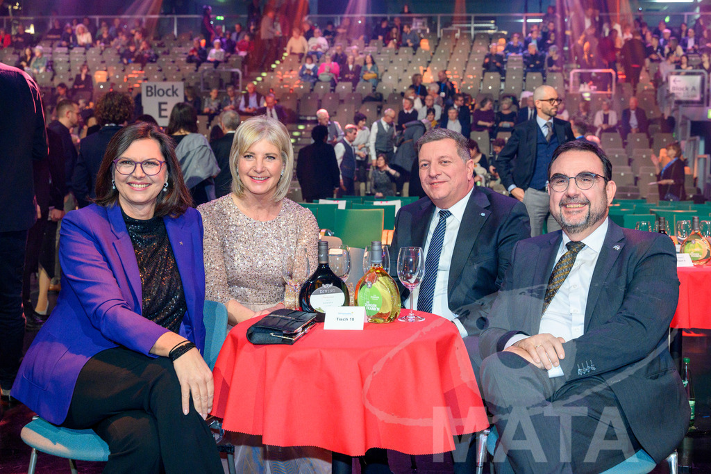_DWA1299 | Ilse Aigner, Ulrike Scharf, Christian Bernreiter und Klaus Holetschek bei '30 Jahre Sternstunden-Gala 2023' in der Frankenhalle. Nürnberg, 15.12.2023 - Realisiert mit Pictrs.com
