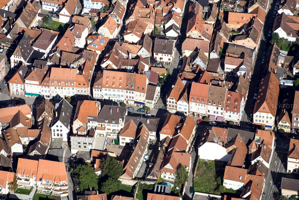 Aerial view: Main Street in Wissembourg in the state Bas-Rhin, France. – Photo: IMG_4331.jpg taken on 10/08/2006 by Werner Riehm/FLY-FOTO.com – Resolution of the original: 3456 x 2304 px