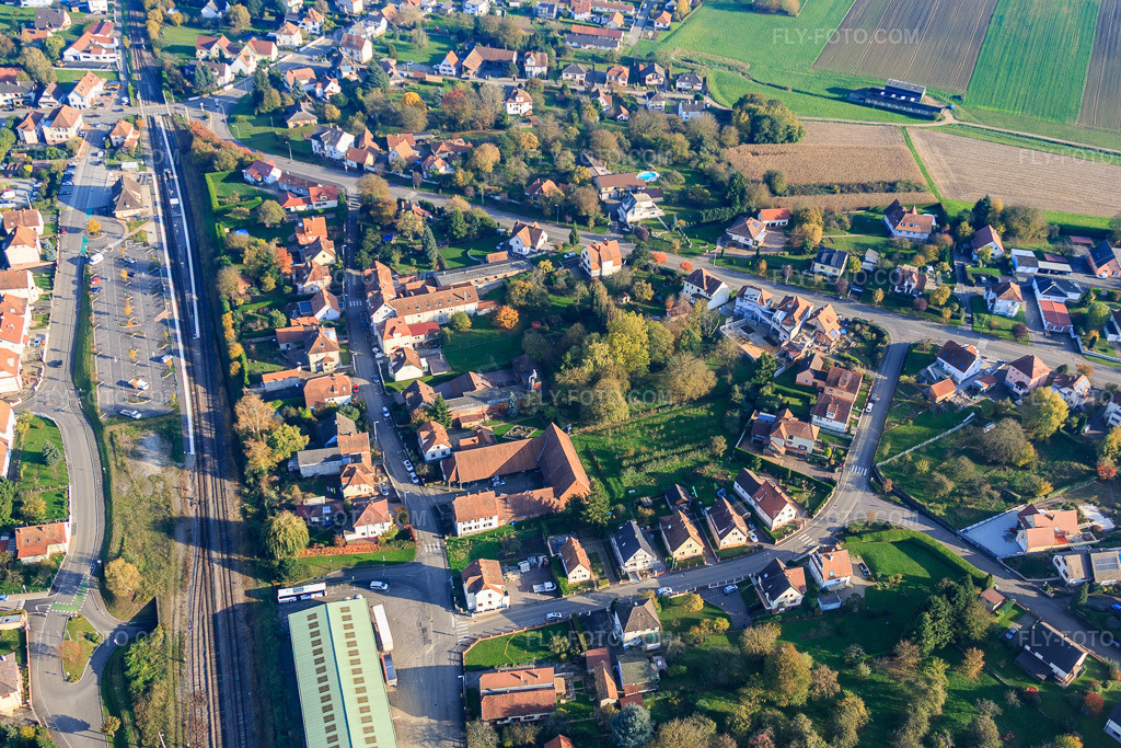 Aerial view: Rue du Chanoine Imbs in Soultz-sous-Forêts in the state Bas-Rhin, France. – Photo: IMG_075577.jpg taken on 11/01/2014 by Werner Riehm/FLY-FOTO.com – Resolution of the original: 4503 x 3002 px