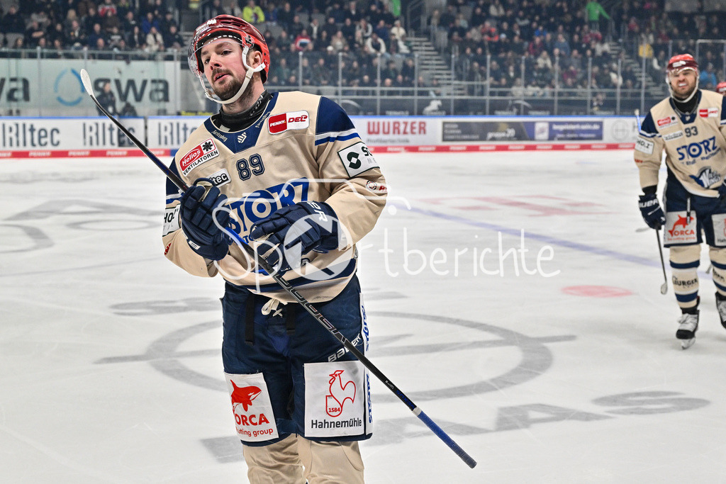 Augsburger Panther - Schwenninger Wild Wings | Jubel der Gaeste nach dem Treffer zum 0-1 durch Zach SENYSHYN (Schwenninger Wild Wings 89) / Happy / Tor / Freude / torschuetze / DEL: Augsburger Panther - Schwenninger Wild Wings, Curt Frenzel Stadion am 24.01.2025