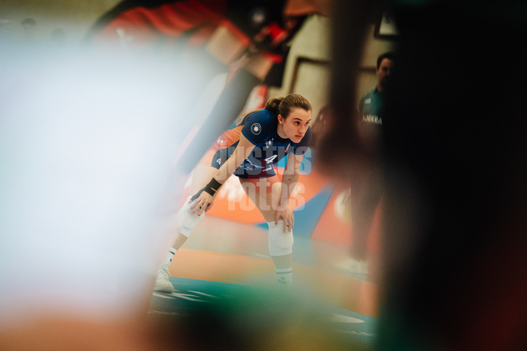 Volleyball | Frauen | Saison 2025/2026 | Volleyball Bundesliga | ETV Hamburger Volksbank Volleys vs. Ladies in Black Aachen | 29.10.2025 | Sarah Stiriz (#4, ETV Hamburger Volksbank Volleys) wartet auf den Ball