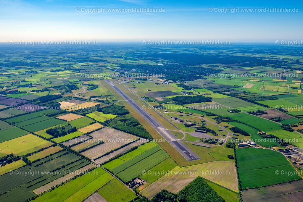 Leck_Fluplatz_Landebahn_ELS_7966100623 | LECK 10.06.2023 Gesperrte Startbahn und Landebahn am ehemaligen Flugplatz Fliegerhorst Leck in Leck im Bundesland Schleswig-Holstein, Deutschland. Nur für redaktionelle Nutzung freigegeben ! // Locked runway at the former airfield Fliegerhorst Leck in Leck in the state Schleswig-Holstein, Germany. Editorial use only ! Foto: Martin Elsen