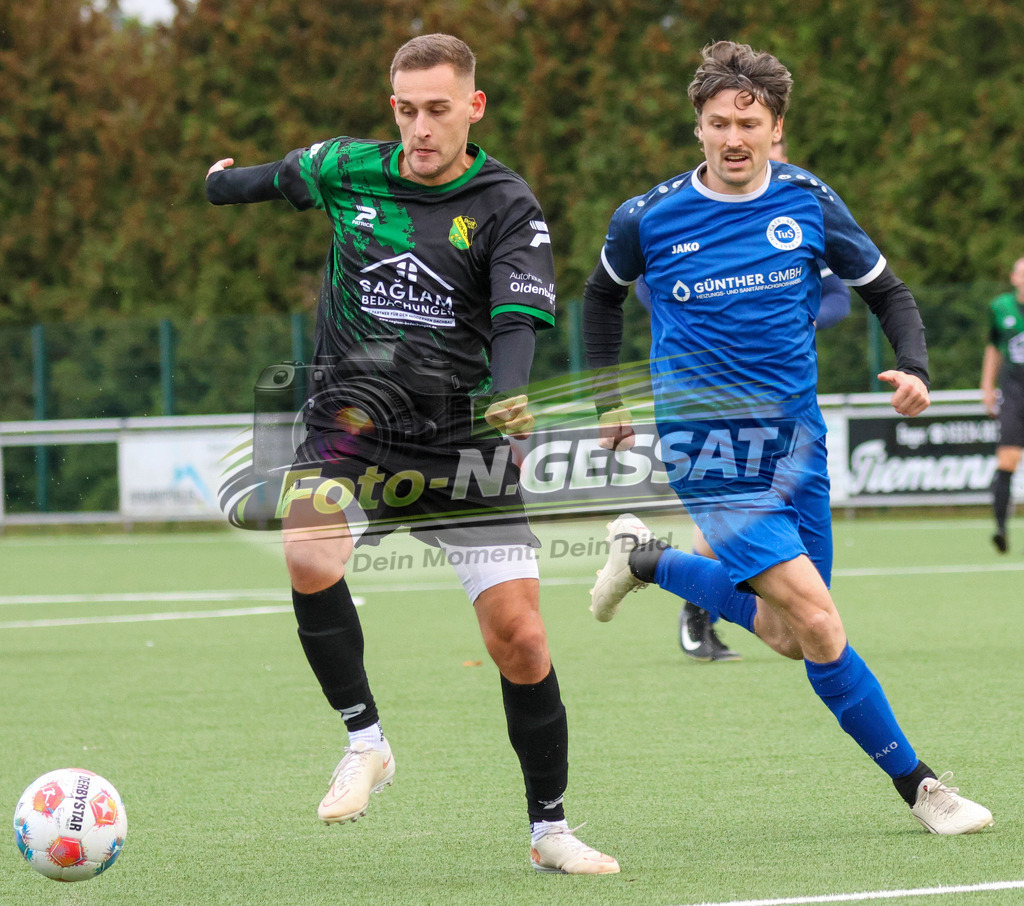 SC Enger - TuS Hücker-Aschen | Auf dem Bild zu sehen: schwarz SC Enger: Brian Rhys Davies ; blau TuS Hücker-Aschen: Johannes Kannengießer   SC Enger, TuS Hücker-Aschen, Saison 26/27, Kreisliga A, Enger, Deutschland - Realisiert mit Pictrs.com