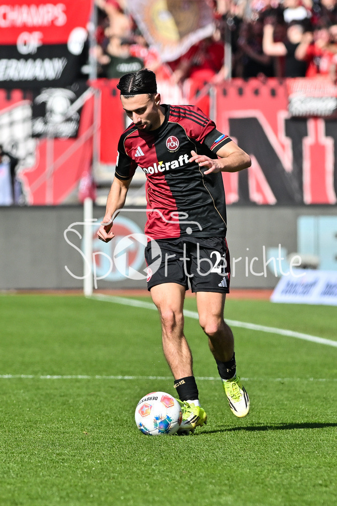 1. FC Nürnberg - Fortuna Düsseldorf | NUREMBERG, GERMANY - 07. MARCH:  am Ball Berkay YILMAZ (1. FC Nuernberg 21) / Einzelfoto / Freisteller während dem Match zwischen dem 1. FC Nürnberg und Fortuna Düsseldorf am 25. Spieltag der 2. Bundesliga im Max Morlock Stadion / DFL REGULATIONS PROHIBIT ANY USE OF PHOTOGRAPHS AS IMAGE SEQUENCES AND/OR QUASI-VIDEO