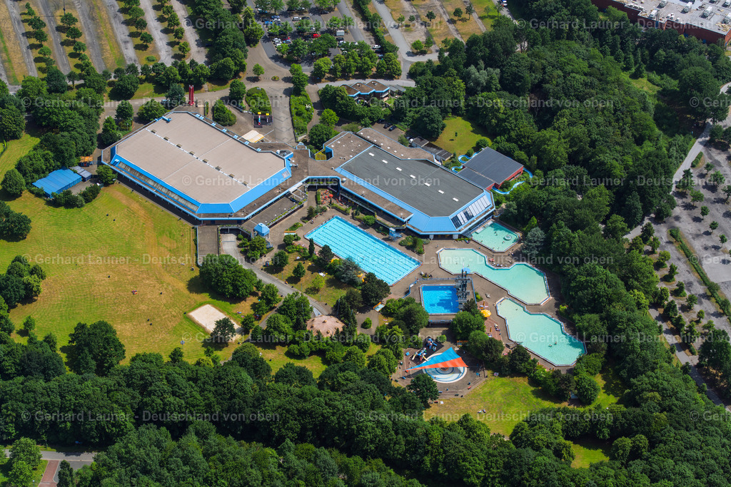 3805503 | Das Sportparadies ist ein 1984 nach Plänen des Architekten Dr. Lutz Limmer aus Meerbusch eröffnetes Sportzentrum in Erle in der Nachbarschaft der Veltins-Arena.Das Hallenbad mit Wellen-, Aus- und Kinderschwimmbecken und Wasserrutsche sowie das Freibad mit insgesamt 5 Schwimmbecken und einem 10-Meter-Sprungturm, macht Baden zum Vergnügen.Daneben gibt es ein Kegelcenter und eine Schießanlage. Eingebunden in das Sportparadies ist die Veranstaltungsstätte Emscher-Lippe-Halle, in der von September bis Mai eine Eislauffläche betrieben wird