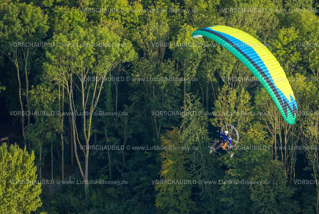 Werl230806840 | Luftbild, Paraglider-Flug mit dem Motorgleitschirm, Werl, Werl-Unnaer Börde, Nordrhein-Westfalen, Deutschland