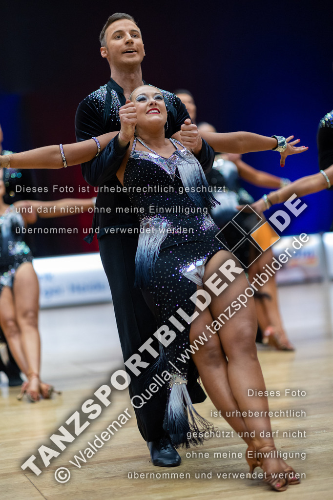20230115-00568 | Hier finden Sie Tanz Bilder vom Latein und Standard Formationen tanzen. Sportbilder vom Tanzsport. Schöne Fotos und von Weltmeisterschaft, Europameisterschaft, Bundesliga, Regionalliga, Oberliga und Landesliga sowie von GOC Stuttgart, DanceComp, WM Bremen