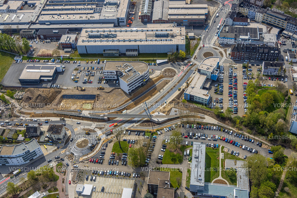 Witten230402387 | Luftbild, Pferdebachstraße Baustelle mit Sanierung, neuer Kreisverkehr, Rheinischer Esel Radwegbrücke, Ärztehaus Pferdebachstraße, Sonnenschein, Witten, Ruhrgebiet, Nordrhein-Westfalen, Deutschland
