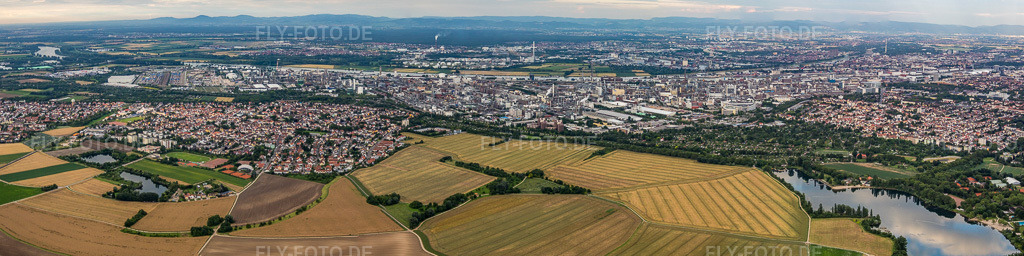 Luftbild: Panorama - Perspektive Werksgelände des Chemieproduzenten BASF im Hintergrund der Stadtteile Oppau und Friesenheim am Rhein im Ortsteil Oppau in Ludwigshafen im Bundesland Rheinland-Pfalz in Deutschland. Foto: IMG_091042-Pano.jpg vom 04.07.2016 durch Werner Riehm/FLY-FOTO.deAuflösung des Originals: 12611 x 3157 px