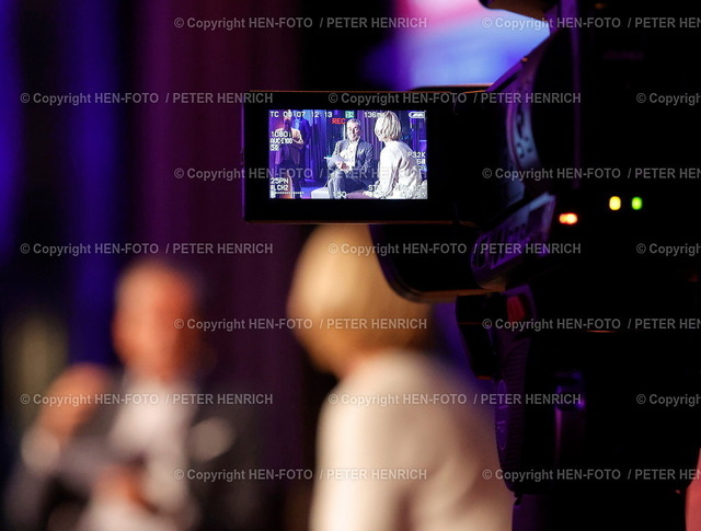 20231213-_11A9030-handwerk-trifft-HEN-FOTO | Prof. Dr. Michel Friedman (Jurist Publizist Philosoph Moderator) im Gespräch mit der ZDF Reporterin Katrin Eigendorf in der Veranstaltungsreihe der Handwerkskammer Frankfurt Rhein Main über die Unterscheidung zwischen Wahrheit und Lüge im Krieg sowie ihre Erfahrungen in Krisengebieten und ihren Umgang damit # Bilder nur für redaktionelle Zwecke verfügbar # (Foto: Peter Henrich) - Realisiert mit Pictrs.com