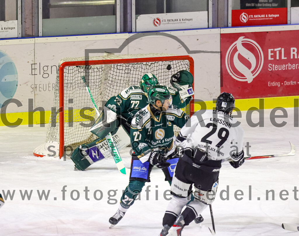 2026-01-30_037_TSV_Erding_gegen_EHF_Passau_Black_Hawks | Erding, Deutschland, 30.01.2026:Eishockey, Oberliga Süd 2025 / 2026, 42. Spieltag, TSV Erding gegen EHF Passau Black Hawks, Endergebnis: 2:6Torwart David Zabolotny (Erding Gladiators, #72), Mark Waldhausen (Erding Gladiators, #27), Carl Larsson (EHF Passau Black Hawks, #29)Foto: Christian Riedel / fotografie-riedel.net