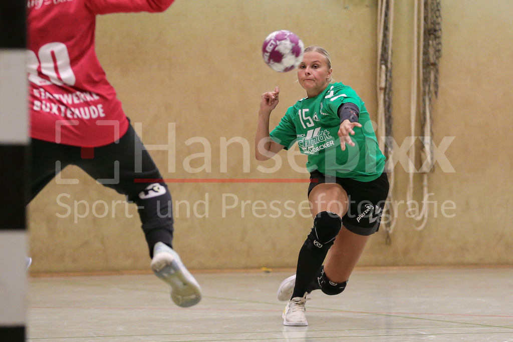 Handball, Testspiel Frauen, Buxtehuder SV - SV Werder Bremen | v.li.: Vanessa Plümer (SV Werder Bremen, 15) beim Wurf, am Ball, Spielszene, Aktion, Action