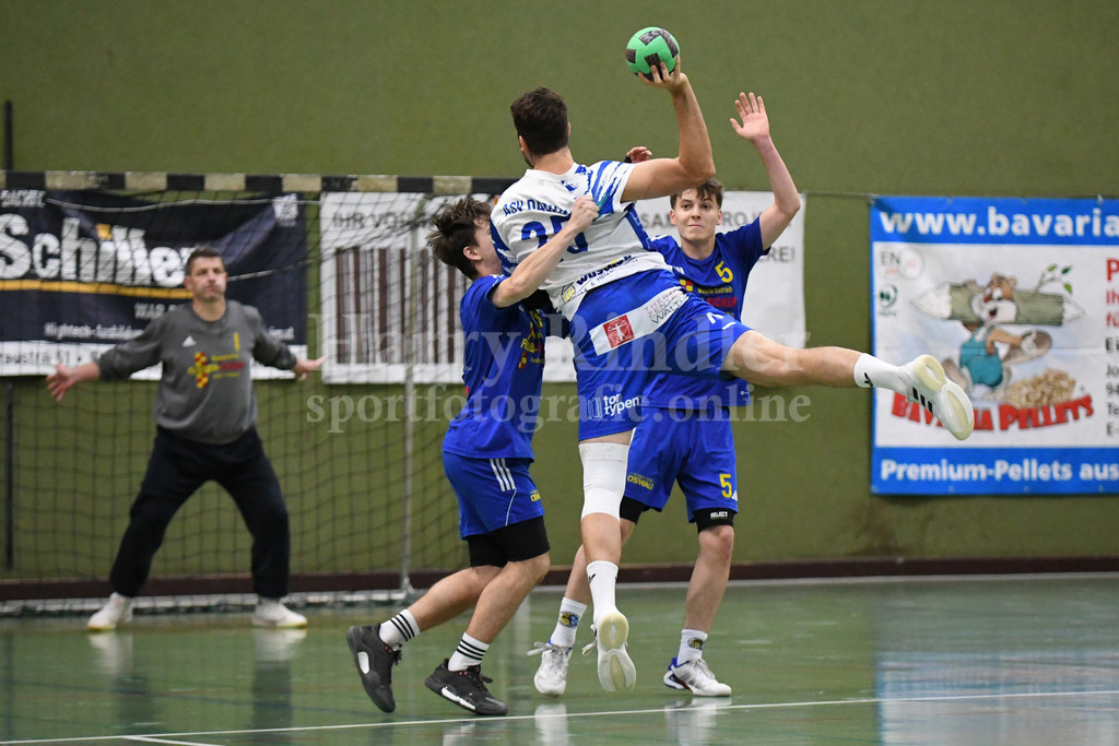 SSG Metten : ASV Dachau | Die junge Garde der SSG Metten machte ihre Sache schon ganz ordentlich: hier gemeinsame Abwehrarbeit von Emanuel Pirzer (SSG Metten #18) und Philipp Gäck (SSG Metten #5) - Realisiert mit Pictrs.com