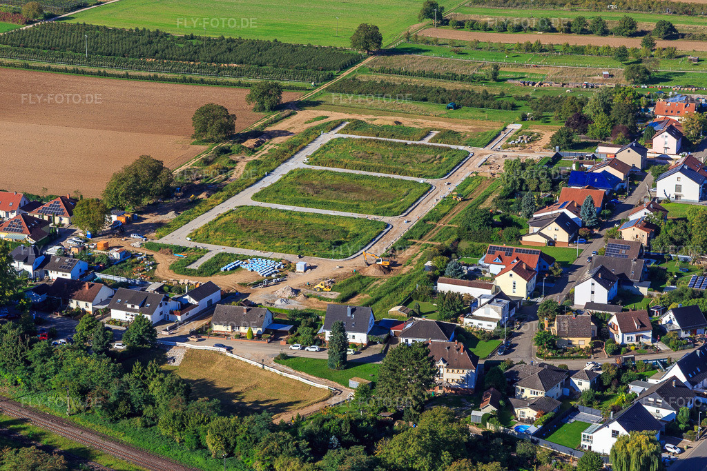 Luftbild: Erschließung des Neubaugebiet Im Kirschgarten in Minfeld im Bundesland Rheinland-Pfalz in Deutschland.Foto: IMG_149895.jpg vom 18.09.2025 durch Werner Riehm/FLY-FOTO.deAuflösung des Originals: 5472 x 3648 pxNeubaugebiet 