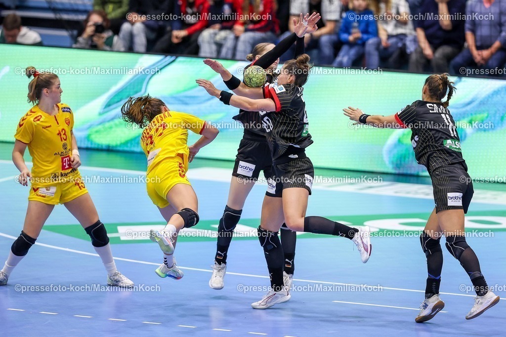 DHB16102501136 | 16.10.2025, Handball, EHF Frauen Länderpiel, EM Qualifikation 2026, Deutschland - Nordmazedonien, Schwalbe-Arena in Gummersbach:  Emily VOGEL (GER #20) und  Xenia SMITS  (GER #11) verteidigen am Kreis gegen  Angela JANKULOVSKA (MKD #23)