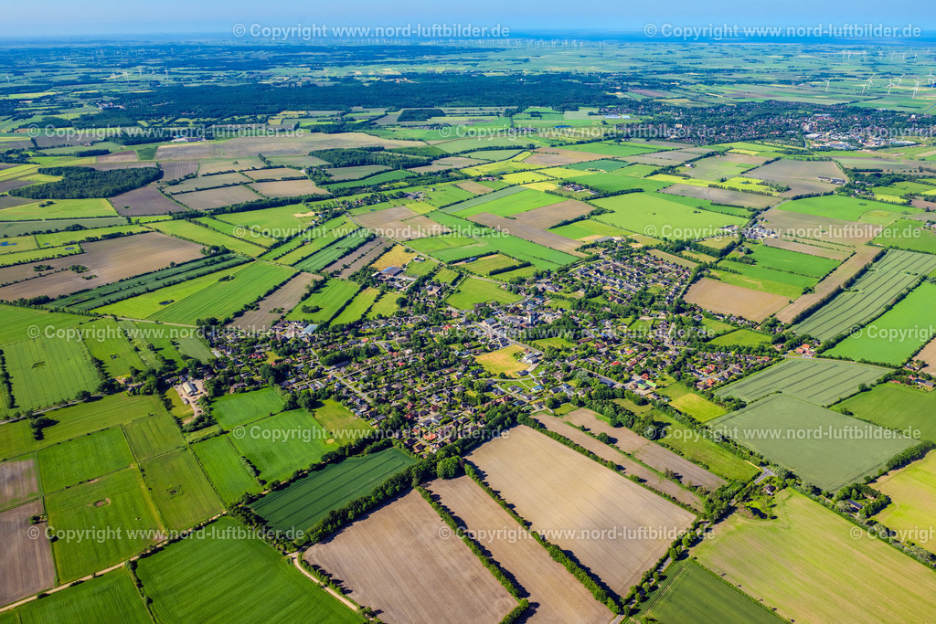 Achtrup_ELS_7976100623 | ACHTRUP 10.06.2023 Ortsansicht am Rande von landwirtschaftlichen Feldern und Nutzflächen in Achtrup im Bundesland Schleswig-Holstein, Deutschland. // Village view on the edge of agricultural fields and land in Achtrup in the state Schleswig-Holstein, Germany. Foto: Martin Elsen
