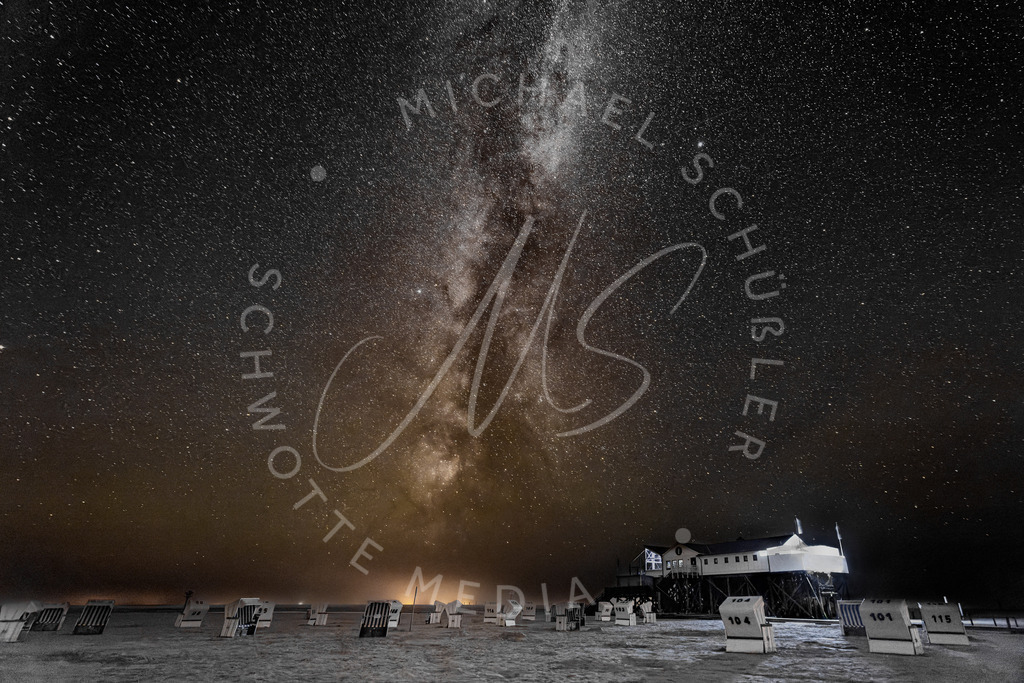 Milchstraße am Strand mit Strandkörbe | Schwotte Media - Realisiert mit Pictrs.com