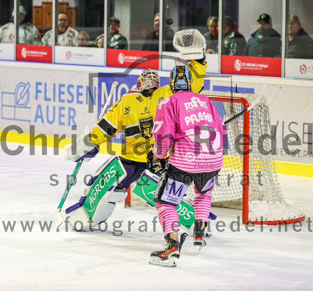2025-10-28_113_TSV_Erding_gegen_Toelzer_Loewen | Erding, Deutschland, 28.10.2025:Eishockey, Oberliga Süd 2025 / 2026, 13. Spieltag, TSV Erding gegen Tölzer Löwen, Endergebnis: 2:5Torwart Matthias Bittner (Tölzer Löwen, #32), Marco Pfleger (Erding Gladiators, #47)Foto: Christian Riedel / fotografie-riedel.net