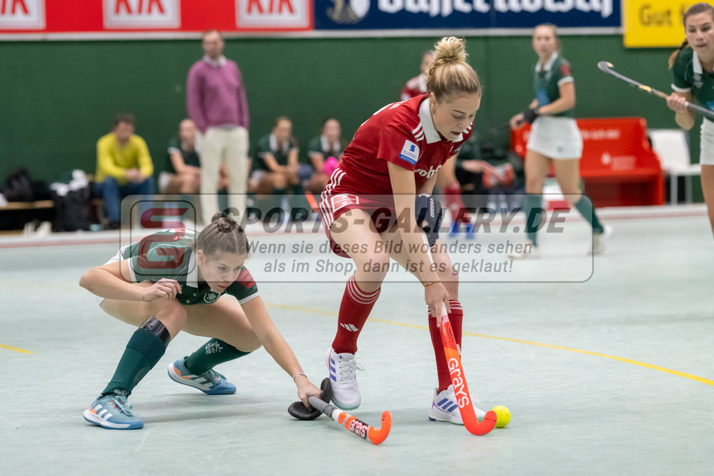 SFE_20241201_0016 | Köln, Deutschland, 01.12.2024:  Hockey 1. Bundesliga Damen Rot-Weiss Köln - HTC Uhlenhorst im KTHC Stadion Rot-Weiss Köln Tennis and Hockey Club am 01.12.2024 in Köln, Deutschland. (Foto von Stephan Fehrmann)Köln, Germany, 01.12.2024: Hockey 1. Bundesliga Damen Rot-Weiss Köln - HTC Uhlenhorst in KTHC Stadion Rot-Weiss Köln Tennis and Hockey Club at 01.12.2024 in Köln, Deutschland. (Foto from Stephan Fehrmann)