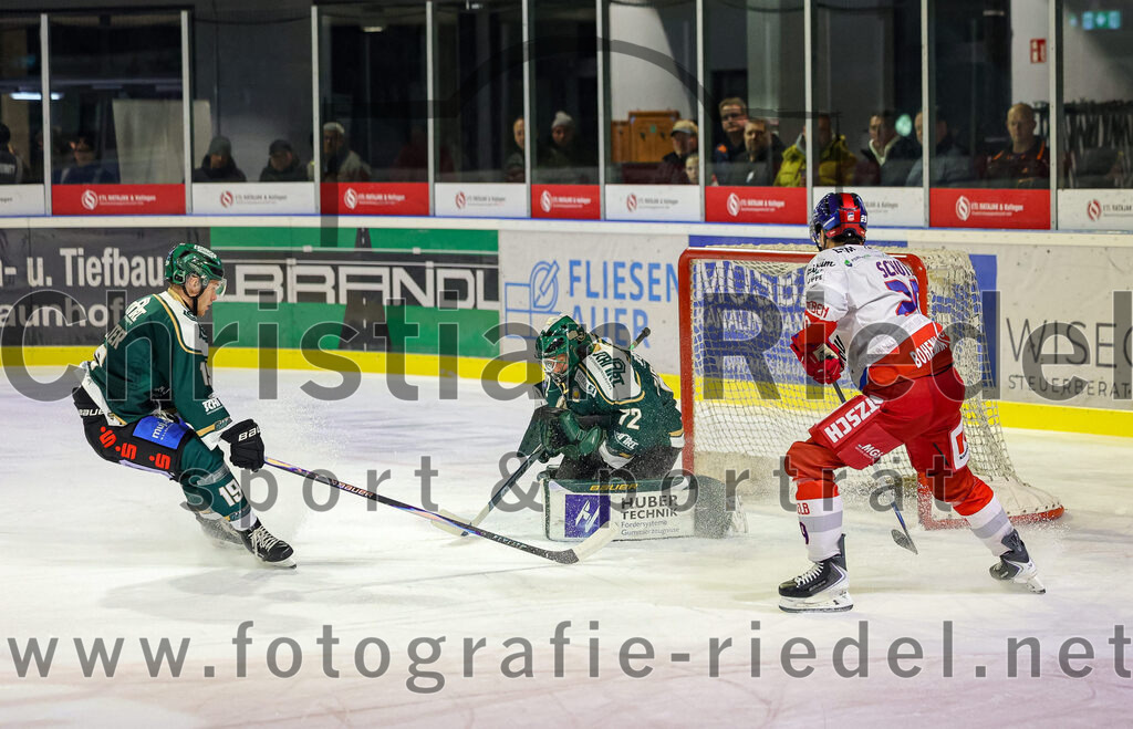 2025-11-16_054_TSV_Erding_gegen_Selber_Woelfe | Erding, Deutschland, 16.11.2025:Eishockey, Oberliga Süd 2025 / 2026, 17. Spieltag, TSV Erding gegen Selber Wölfe, Endergebnis: 3:1Dennis Henter (Erding Gladiators, #19), Torwart David Zabolotny (Erding Gladiators, #72), Christopher Schutz (Selber Wölfe, #29)Foto: Christian Riedel / fotografie-riedel.net