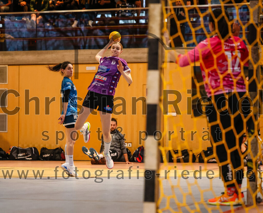 2024-03-09_104_SpVgg_Altenerding_gegen_Eintracht_Dachau-Karlsfeld | Erding, Deutschland, 09.03.2024:
Handball, Bezirksoberliga Frauen Altbayern 2023 / 2024, 17. Spieltag, SpVgg Altenerding gegen Eintracht Dachau-Karlsfeld, Endergebnis: 26:25

Lisa Brugger (TSV Eintracht Karlsfeld, #10), Grit Kschischow (SpVgg Altenerding, #4), Simona Maiolo (TSV Eintracht Karlsfeld, #12)

Foto: Christian Riedel / fotografie-riedel.net