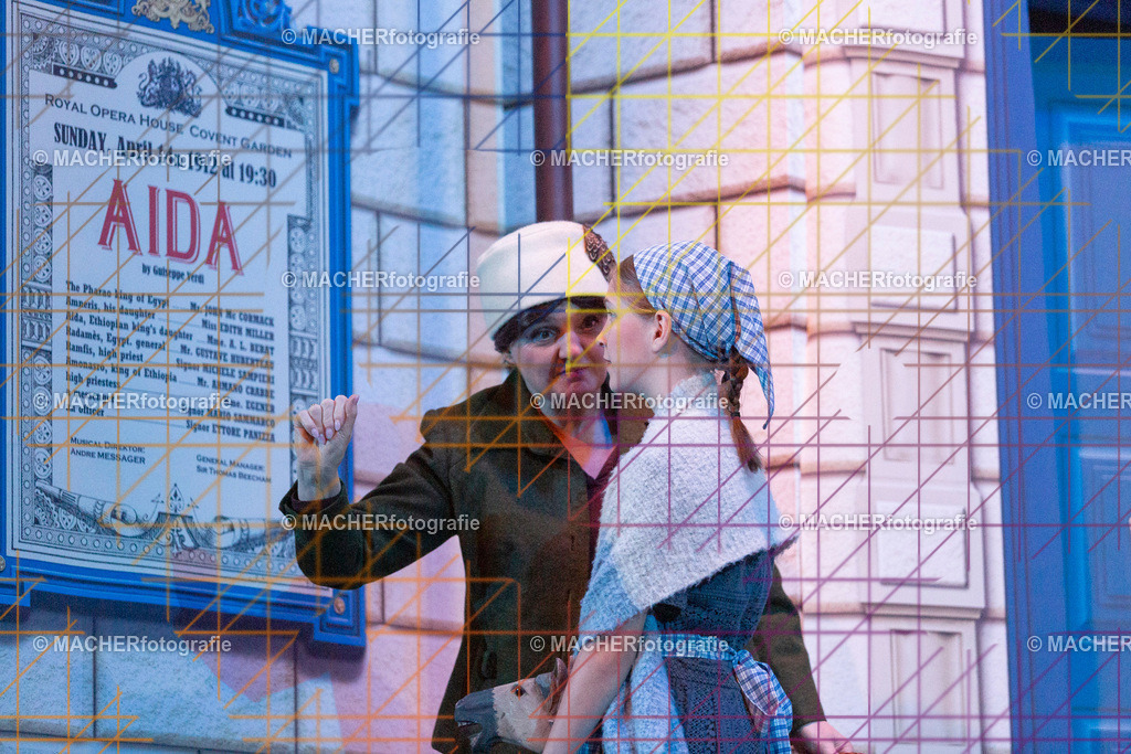 053_MFL-2025 | Portraitbilder von Regisseur; Darsteller; Techniker; Maske; Kostüme; Chor; Musiker; Bilderserie der Generalprobe und der Premierenvorstellung, Szenenbilder; Ausdrucksstudien; Bühnenüberblick; Bühnenkulissen; Pressefotos inkl. Redaktionsfoto Darstellergruppe.