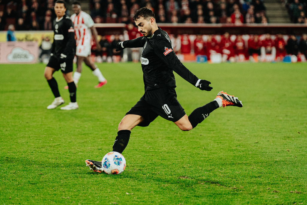 _STP9159 | Der offizielle Shop für FC St. Pauli Fotos. Wähle aus Spielszenen & Fanmomenten dein FCSP Wunschformat. Wir liefern Millerntor-Atmosphäre.