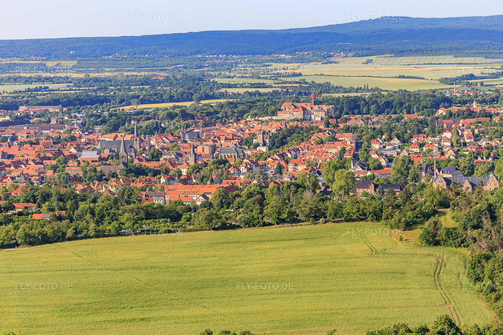Luftbild: Stadtansicht aus Nordosten mit Dom Stiftskirche St. Servatii in Quedlinburg im Bundesland Sachsen-Anhalt in Deutschland. Foto: IMG_148254.jpg vom 14.06.2025 durch Werner Riehm/FLY-FOTO.deDomschatz Quedlinburg: Domschatz Quedlinburg