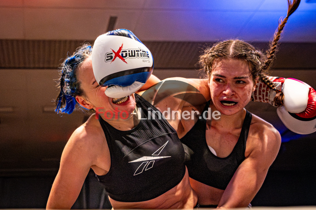 Alexandra Pasztor (Kickboxen Tutzing - blau) gegen Natascha Stark (MFA Penz - rot) | MFA Fight Night Lowkick bis 65kg Kampf 12, Alexandra Pasztor (Kickboxen Tutzing - blau) gegen Natascha Stark (MFA Penz - rot), 20251108,,2025-11-08 in Penzberg (Wellenberghalle Penzberg), Copyright: WolfgangxLindner www.foto-lindner.de
