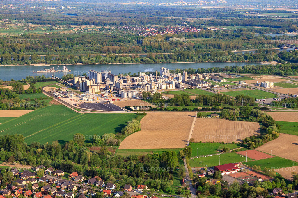 Vue aérienne: L'usine chimique Roquette Frères sur les rives du Rhin à Beinheim dans le département Bas Rhin, France – .Photo: IMG_39464.jpg prise le 14/04/2011 par Werner Riehm/FLY-FOTO.eu – Résolution de l'original: 4752 x 3168 px – Roquette: Turning Nature’s Potential into Life’s Essentials