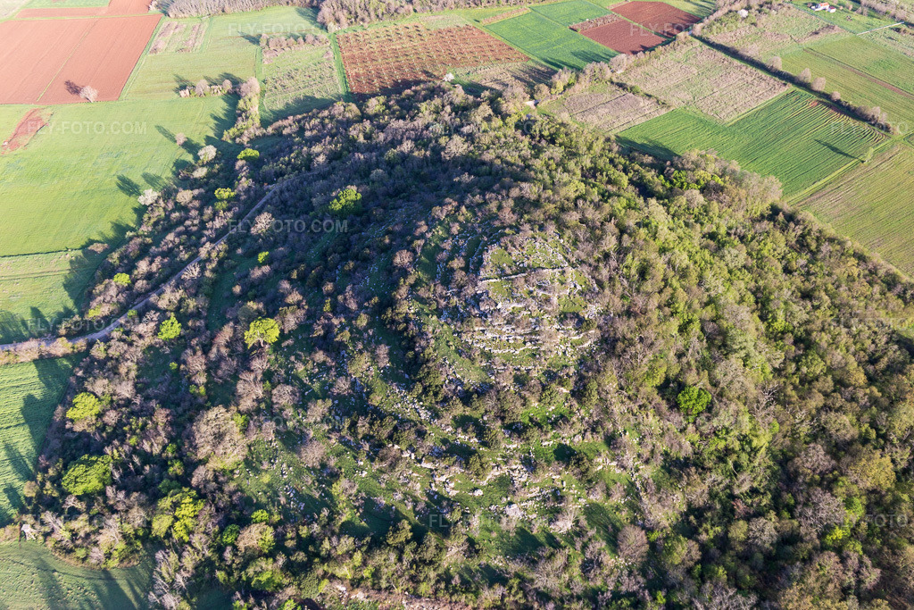 Aerial view: View of the town in Valkarin in the state Gespanschaft Istrien, Croatia. – Photo: IMG_106340.jpg taken on 04/14/2018 by Werner Riehm/FLY-FOTO.com – Resolution of the original: 4864 x 3243 px