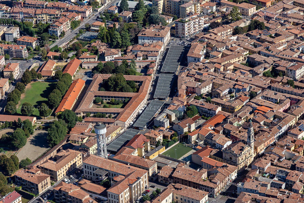 Aerial view: Mercato Coperto, Via Giuseppe Verdi in Crema in the state Cremona, Italy. – Photo: IMG_134417.jpg taken on 09/18/2022 by Werner Riehm/FLY-FOTO.com – Resolution of the original: 5472 x 3648 px